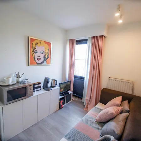 Prive Kamer: Cozy Retreat Near With Shared Amenities Homestay *