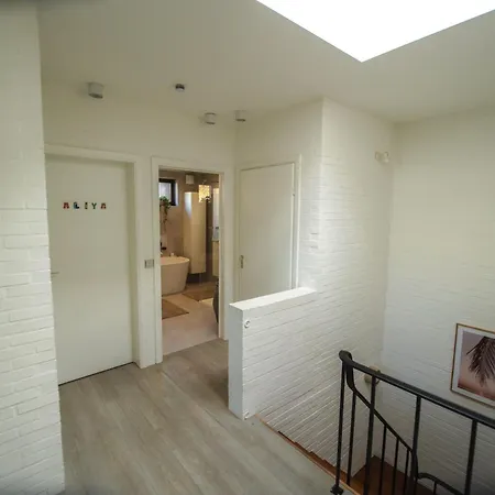 Prive Kamer: Cozy Retreat Near With Shared Amenities *