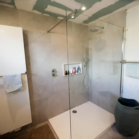 Prive Kamer: Cozy Retreat Near With Shared Amenities * Antwerp