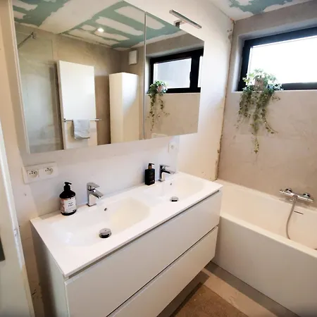Prive Met Chill En Gedeelde Badkamer - Rand - Afrit E313 Wommelgem - Vlakbij Tramhalte Lijn 9 En 24 *